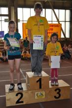 Dekoracja zwycięzców w biegu na 60 m dziewcząt